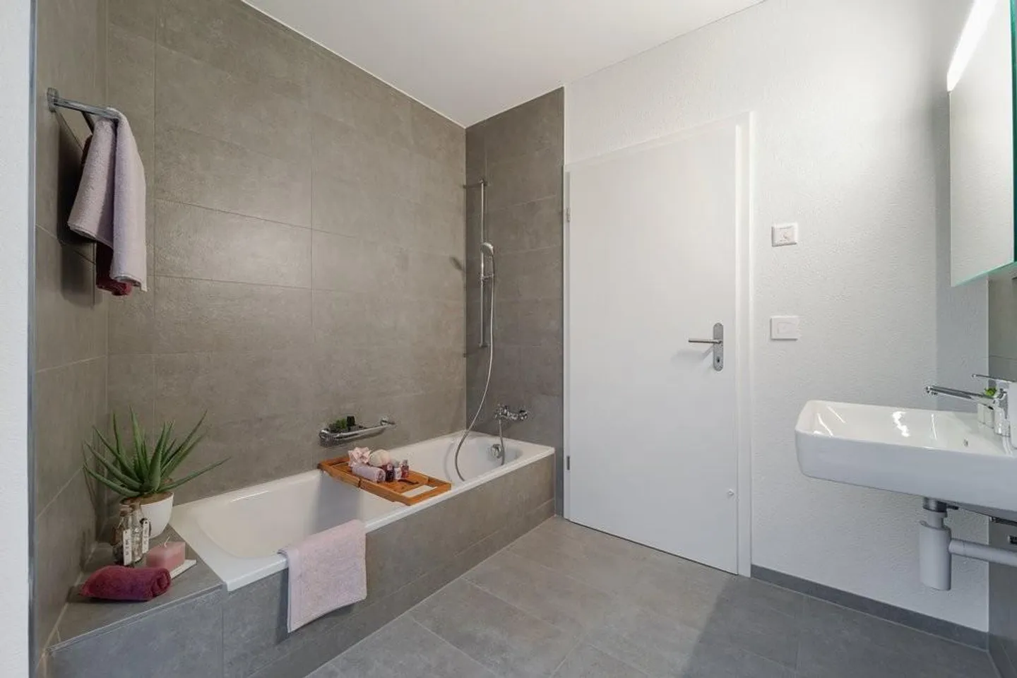 Appartement moderne de 3,5 pièces - Photo 2 sur 5