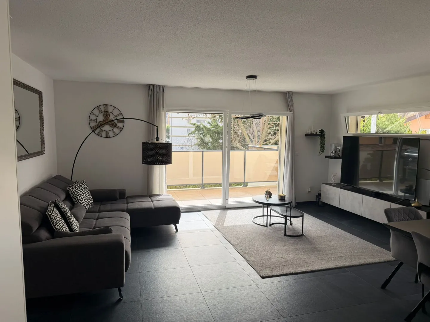 Spacious and bright 3.5-room apartment with large terrace in Saxon - Photo 1 of 16