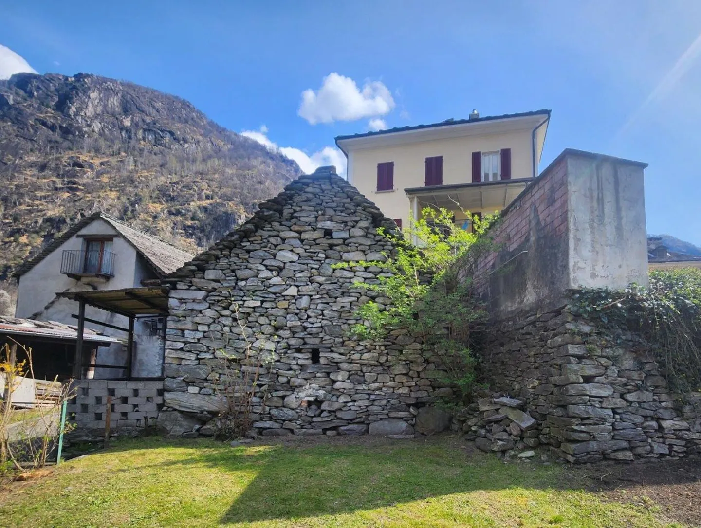 Casa storica plurifamiliare con rustico nel cuore di Avegno - Foto 3 di 12