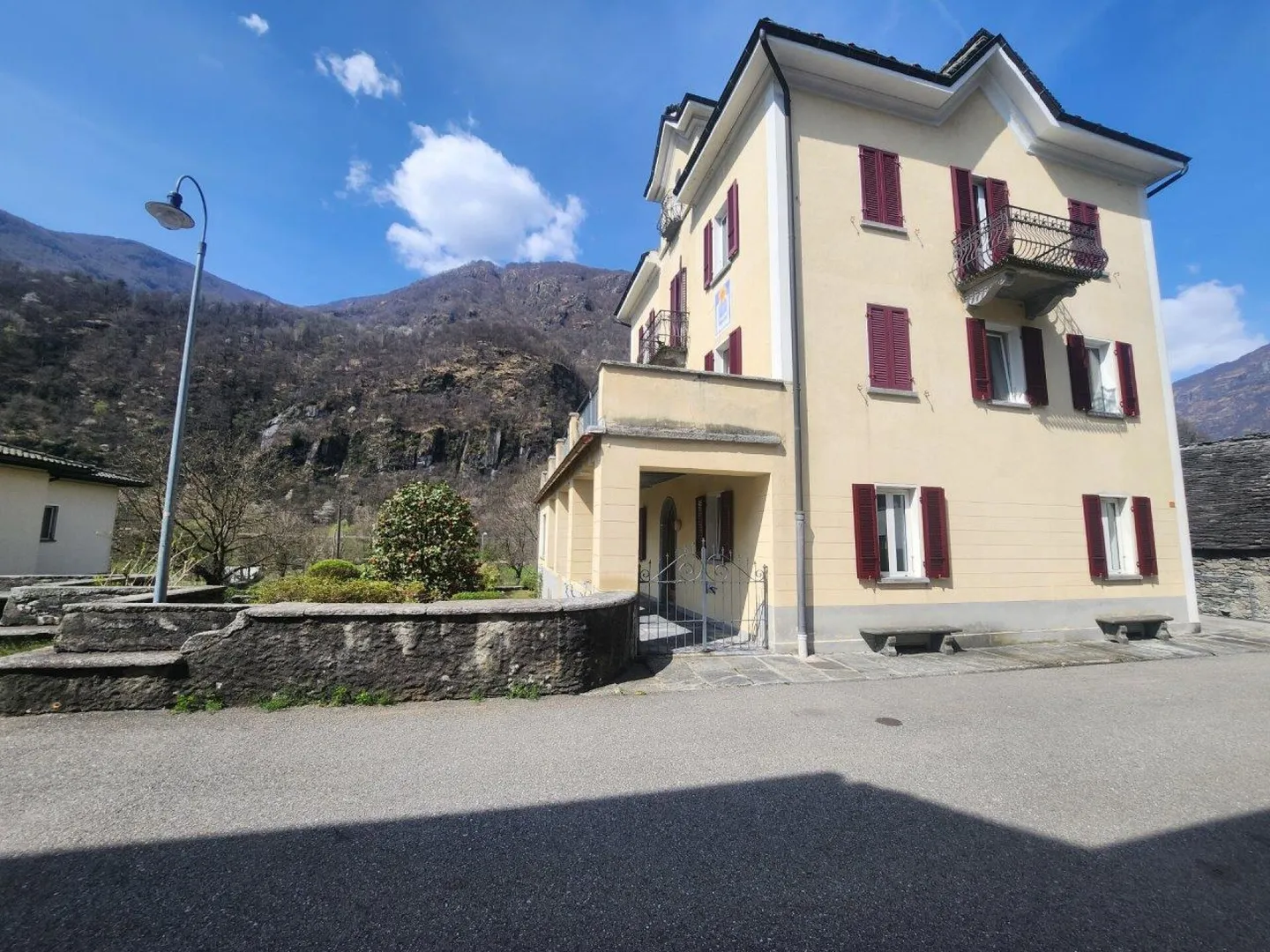 Casa storica plurifamiliare con rustico nel cuore di Avegno - Foto 4 di 12