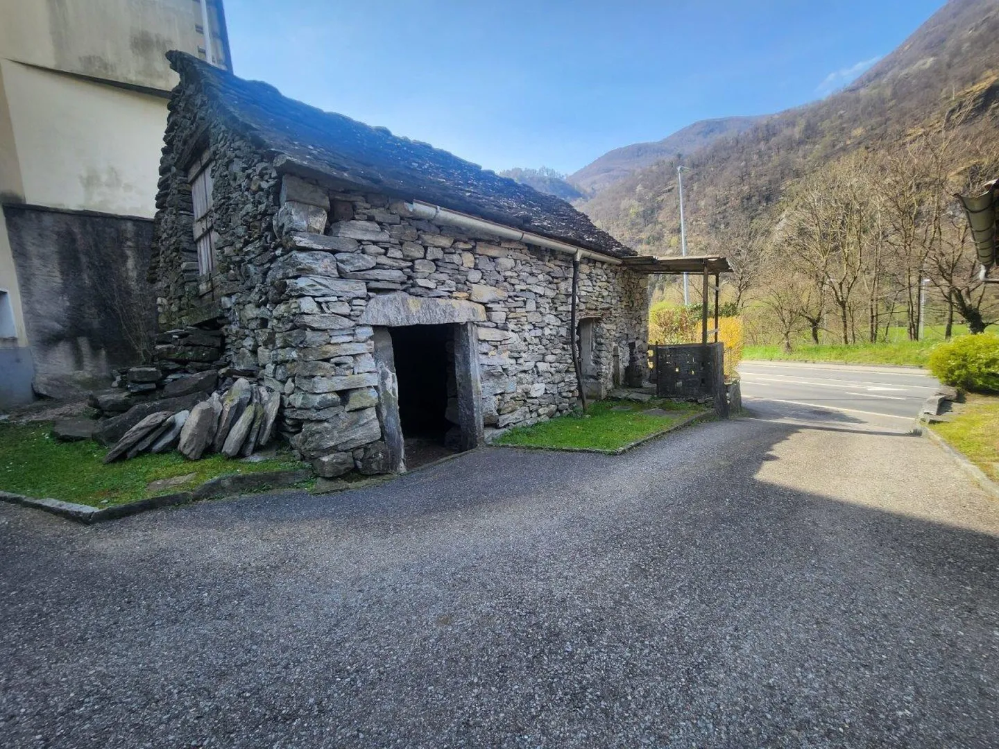 Casa storica plurifamiliare con rustico nel cuore di Avegno - Foto 5 di 12