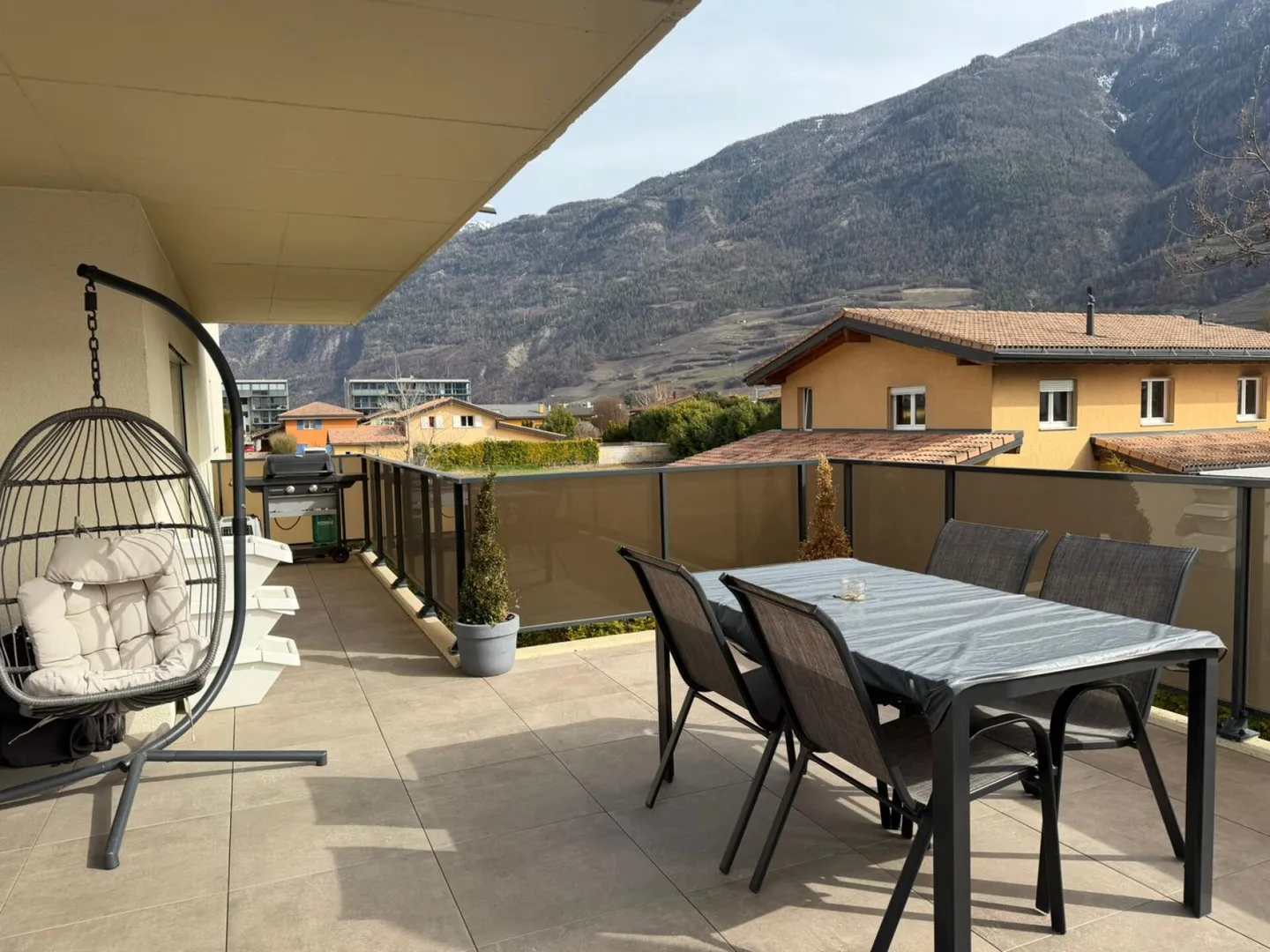 Spacious and bright 3.5-room apartment with large terrace in Saxon - Photo 12 of 16