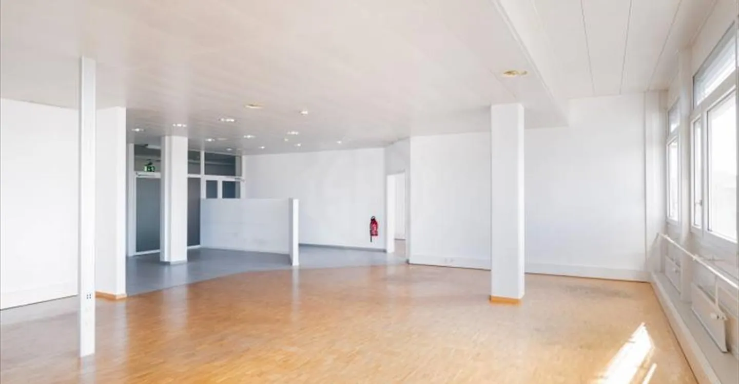 Mixed-use building for rent - Photo 2 of 7