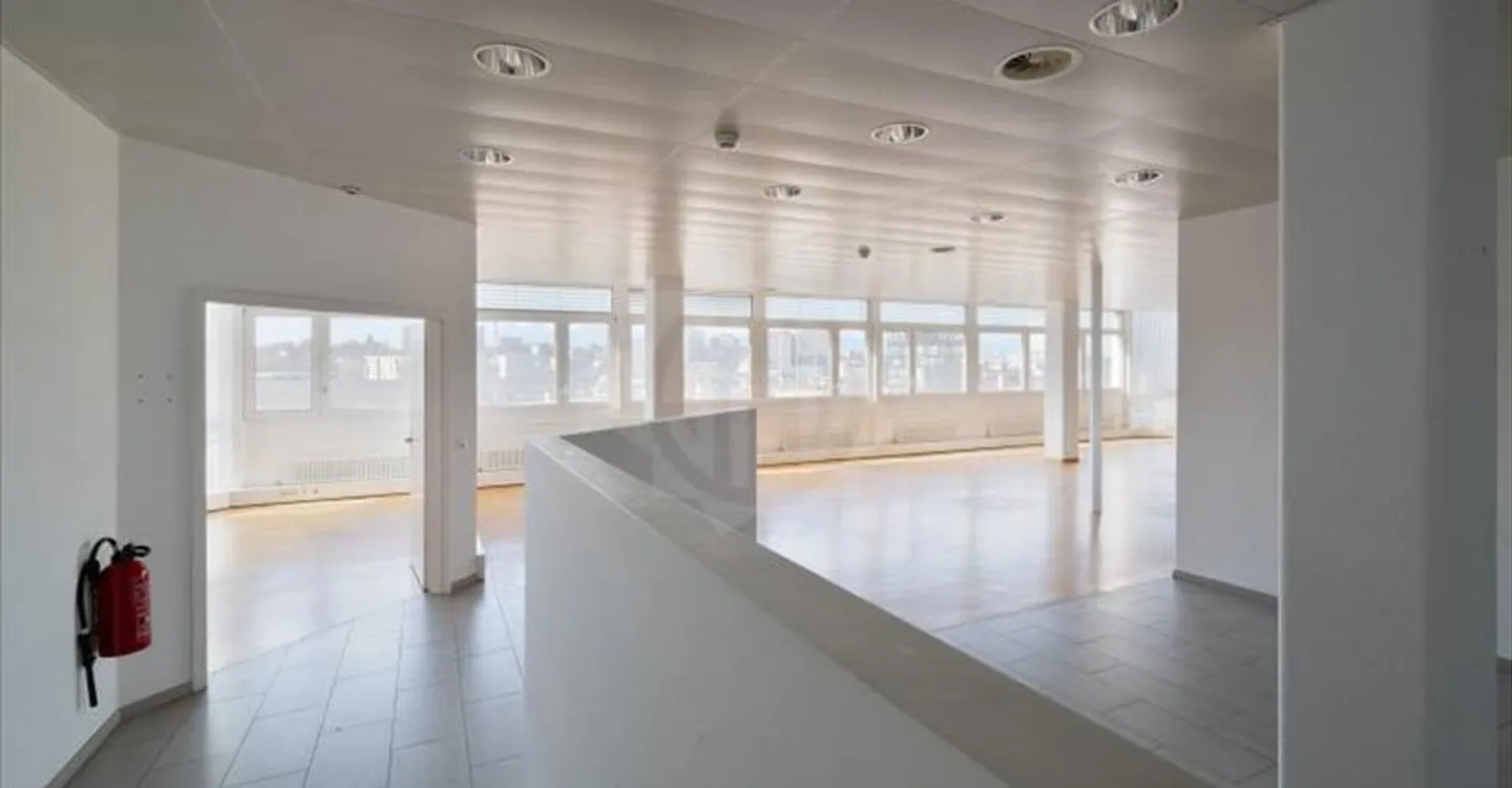 Mixed-use building for rent - Photo 4 of 7