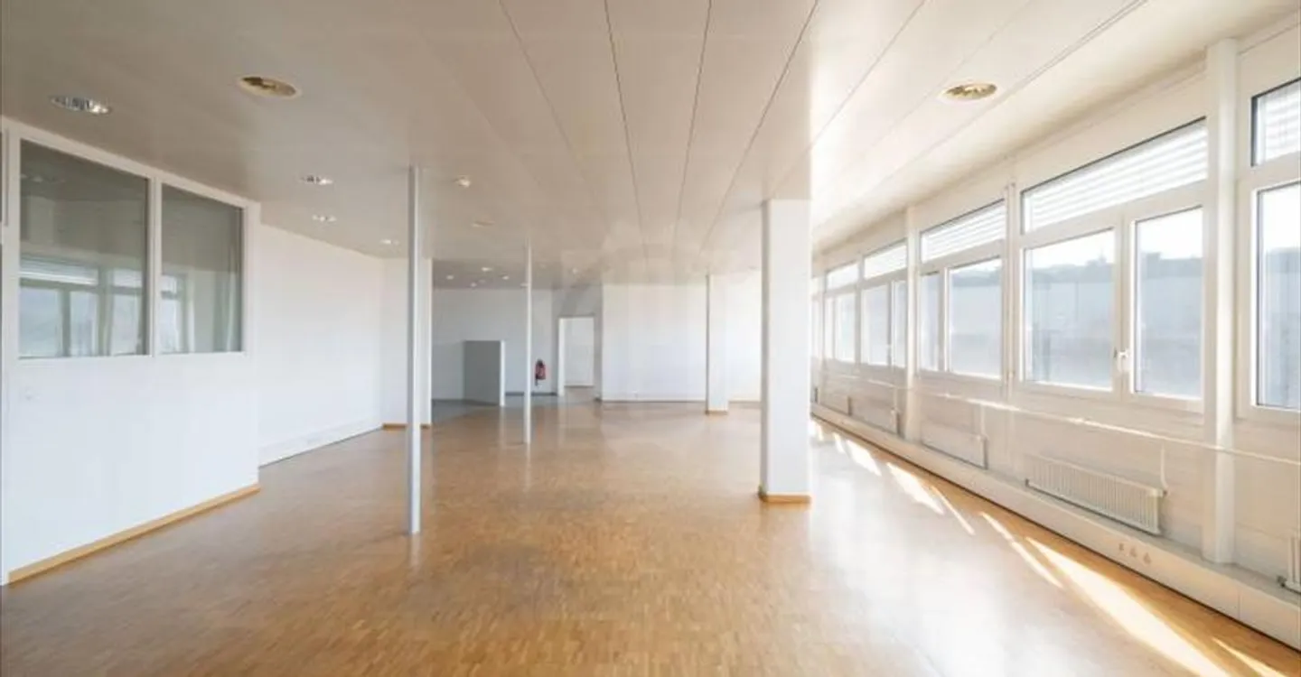 Mixed-use building for rent - Photo 6 of 7