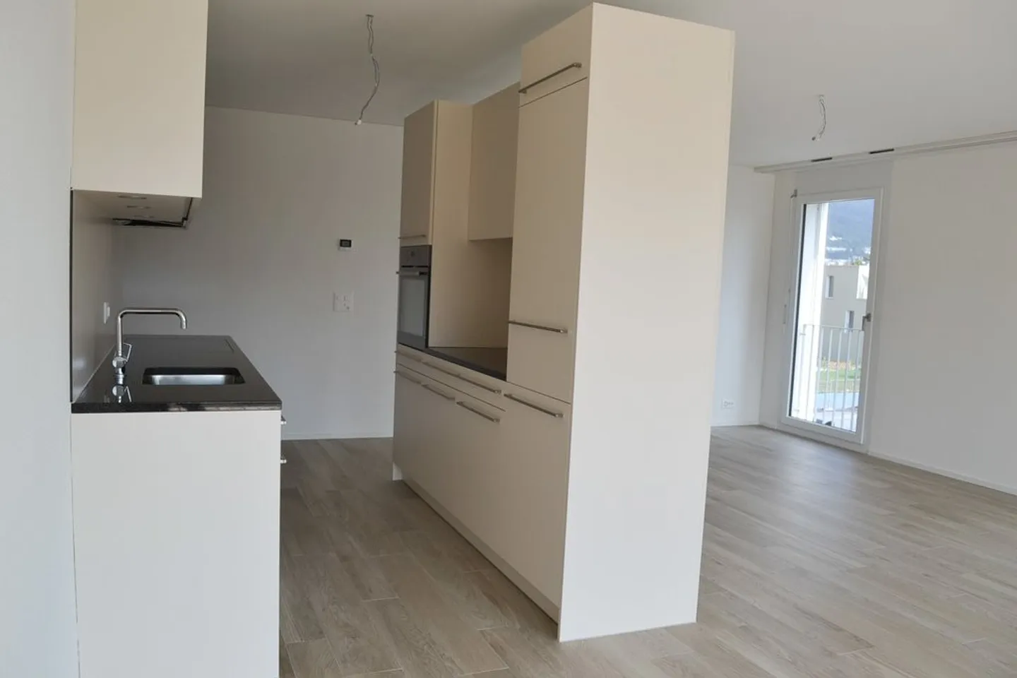 Moderno appartamento di 4,5 stanze con loggia nel Jardin du Paradis in affitto - Foto 2 di 12