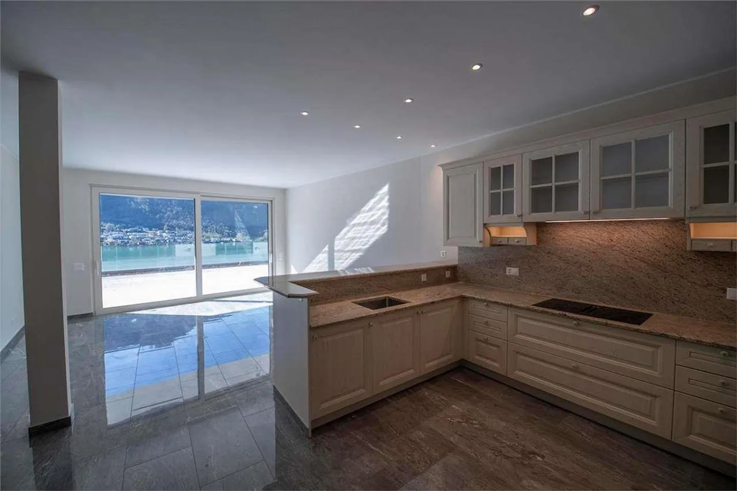 Penthouse with Lake View - 601 - Photo 4 of 12