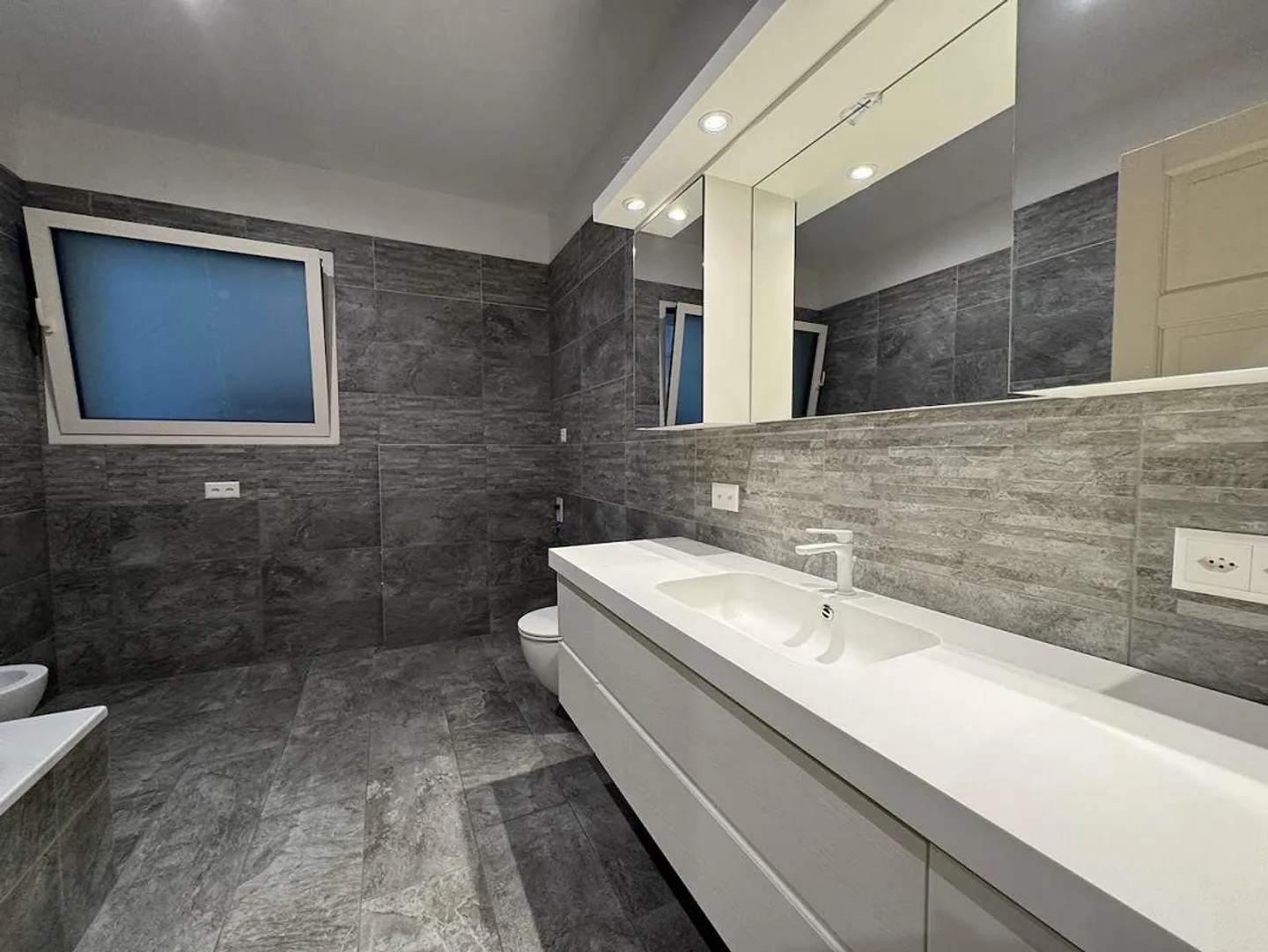 Penthouse with Lake View - 601 - Photo 5 of 12