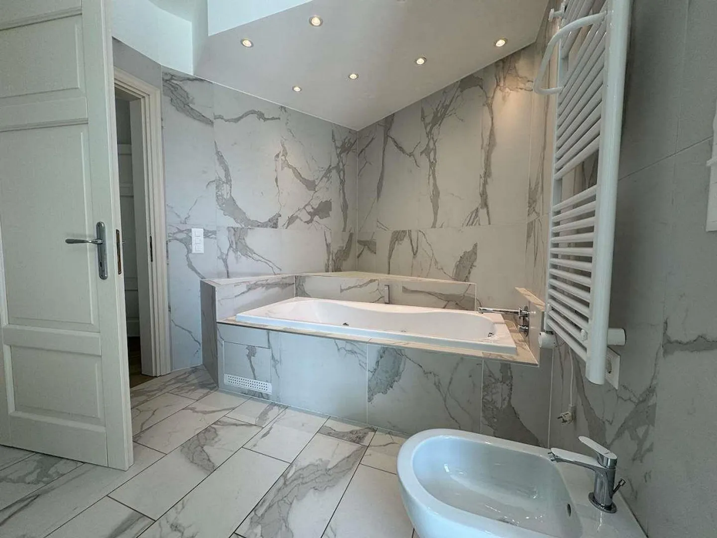 Penthouse with Lake View - 601 - Photo 6 of 12