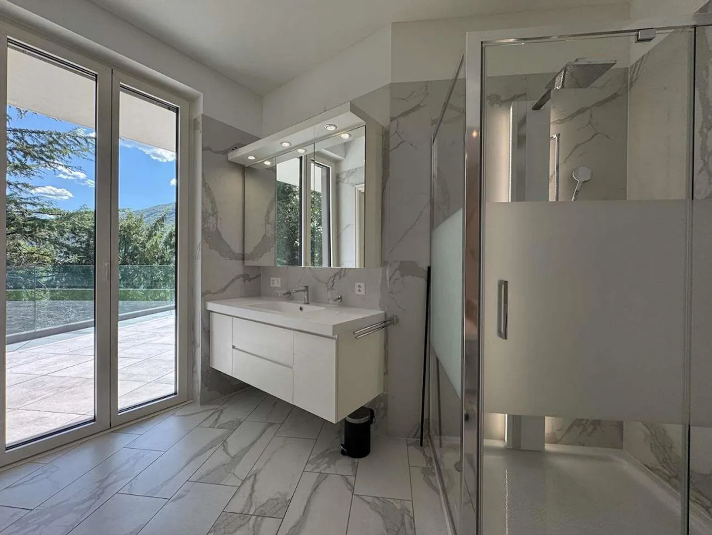 Penthouse with Lake View - 601 - Photo 9 of 12