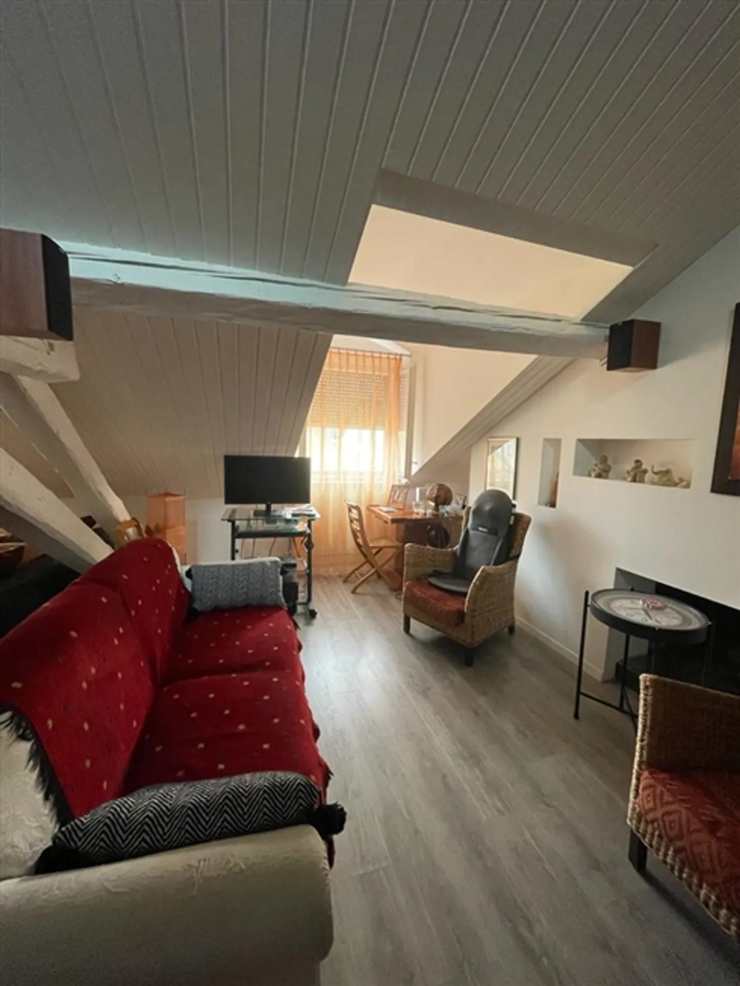 Charming attic apartment with 3 rooms on the 4th floor - Photo 4 of 7