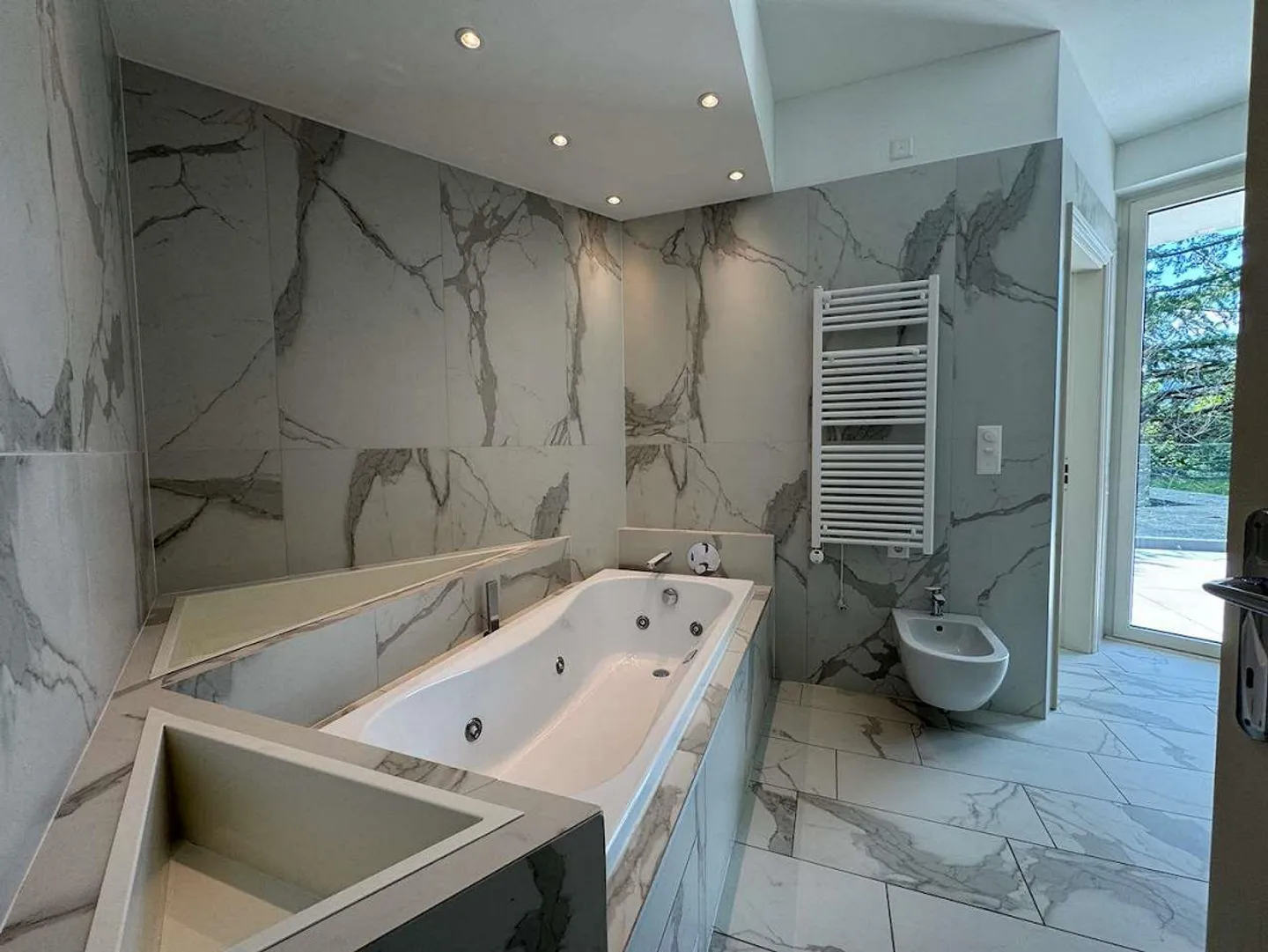 Penthouse with Lake View - 601 - Photo 8 of 12