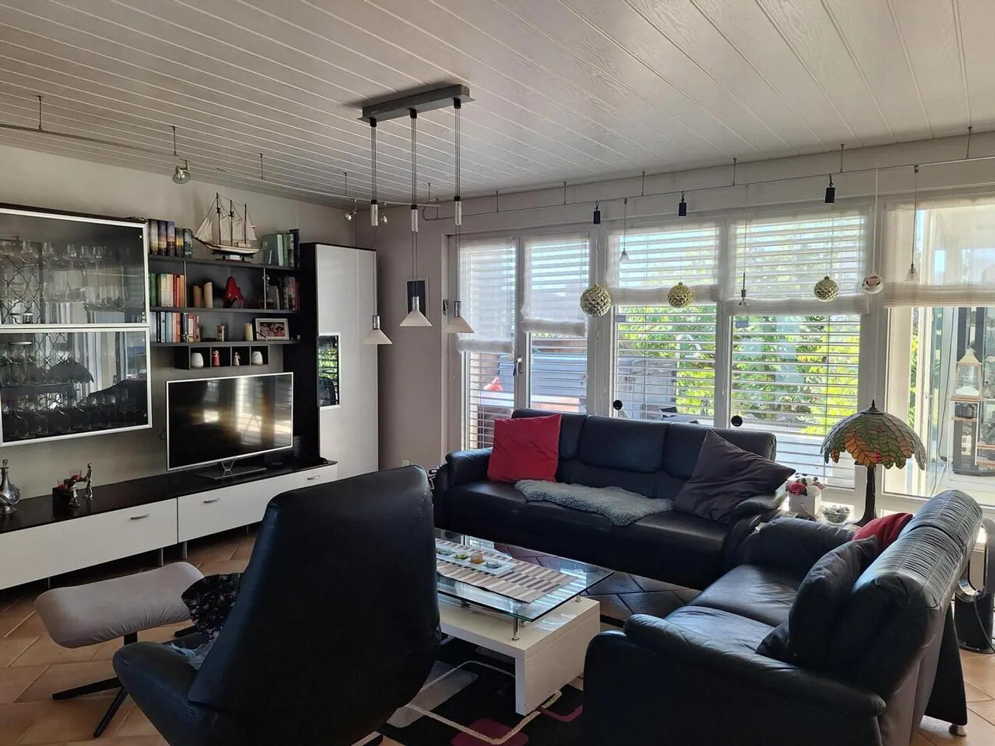 Spacious Family Home with Garden - Photo 9 of 21