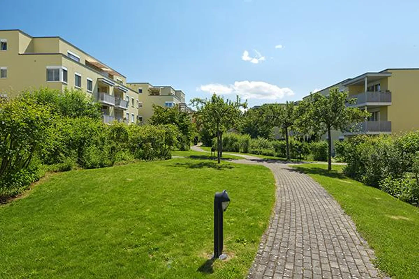 Ampio appartamento moderno con balcone in una zona residenziale privilegiata - Foto 2 di 8
