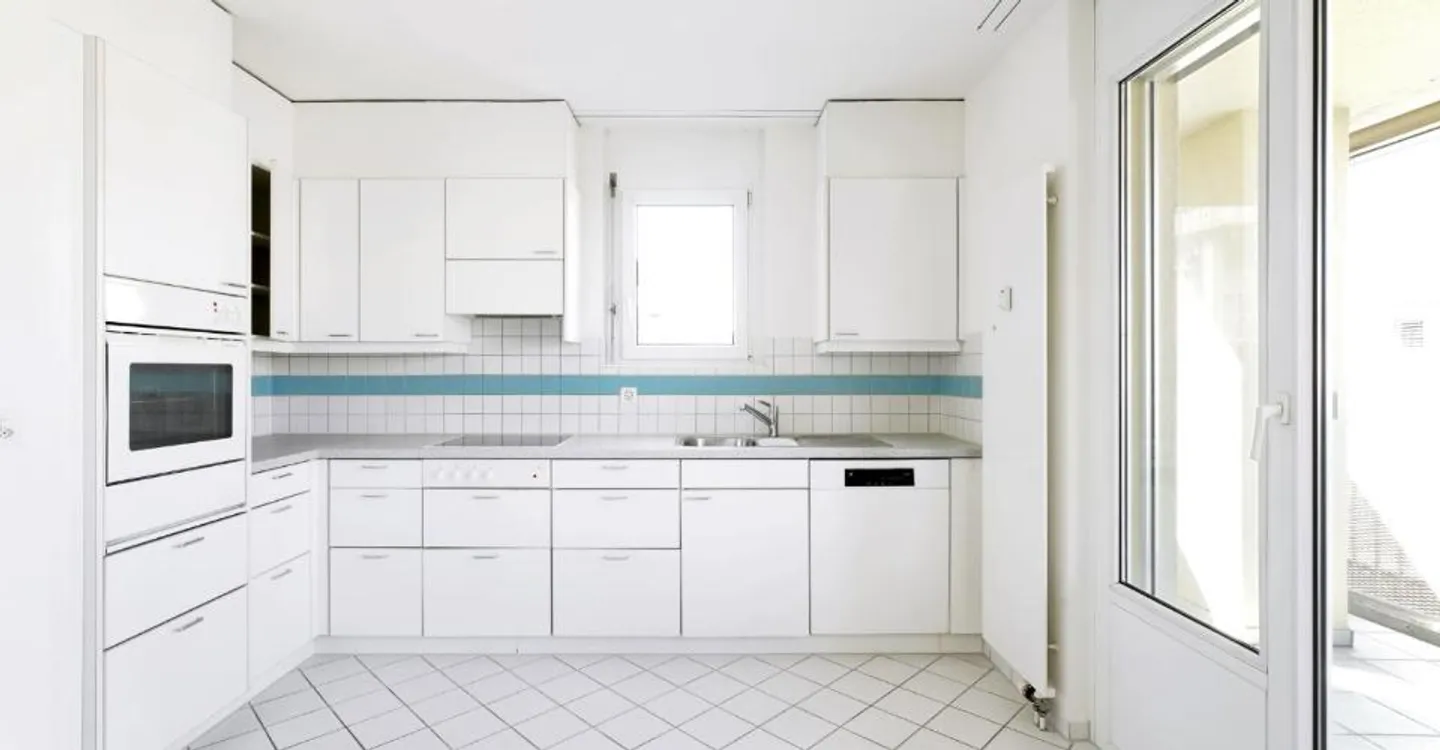 Ampio appartamento moderno con balcone in una zona residenziale privilegiata - Foto 5 di 8