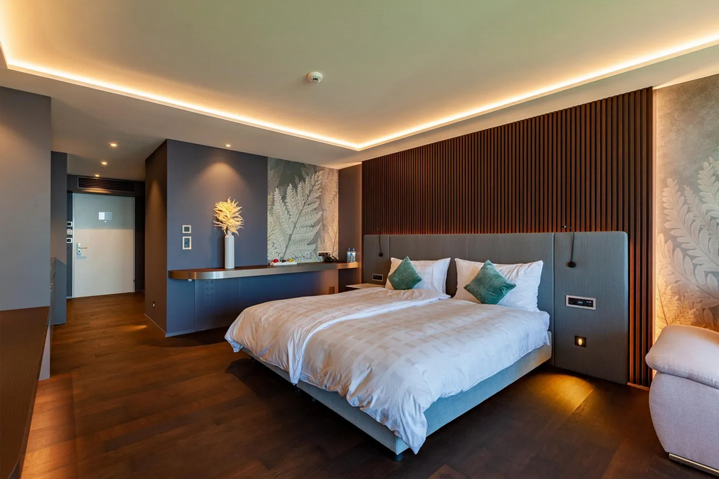 5-Star Living: Studio Apartment with Hotel Service and Wellness - Photo 6 of 13