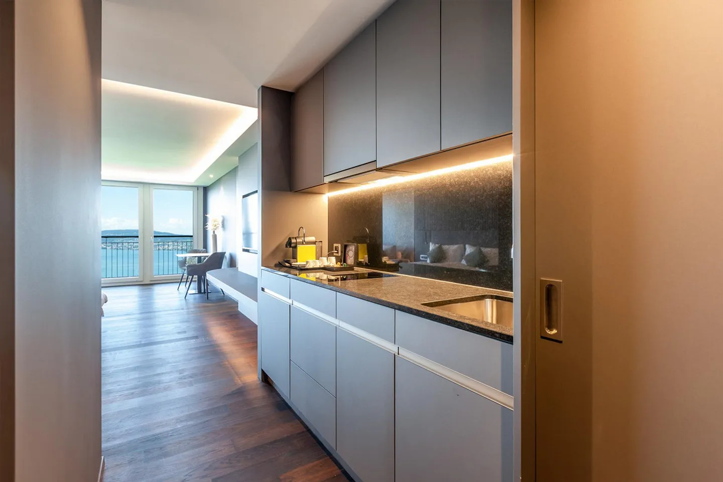 5-Star Living: Studio Apartment with Hotel Service and Wellness - Photo 7 of 13