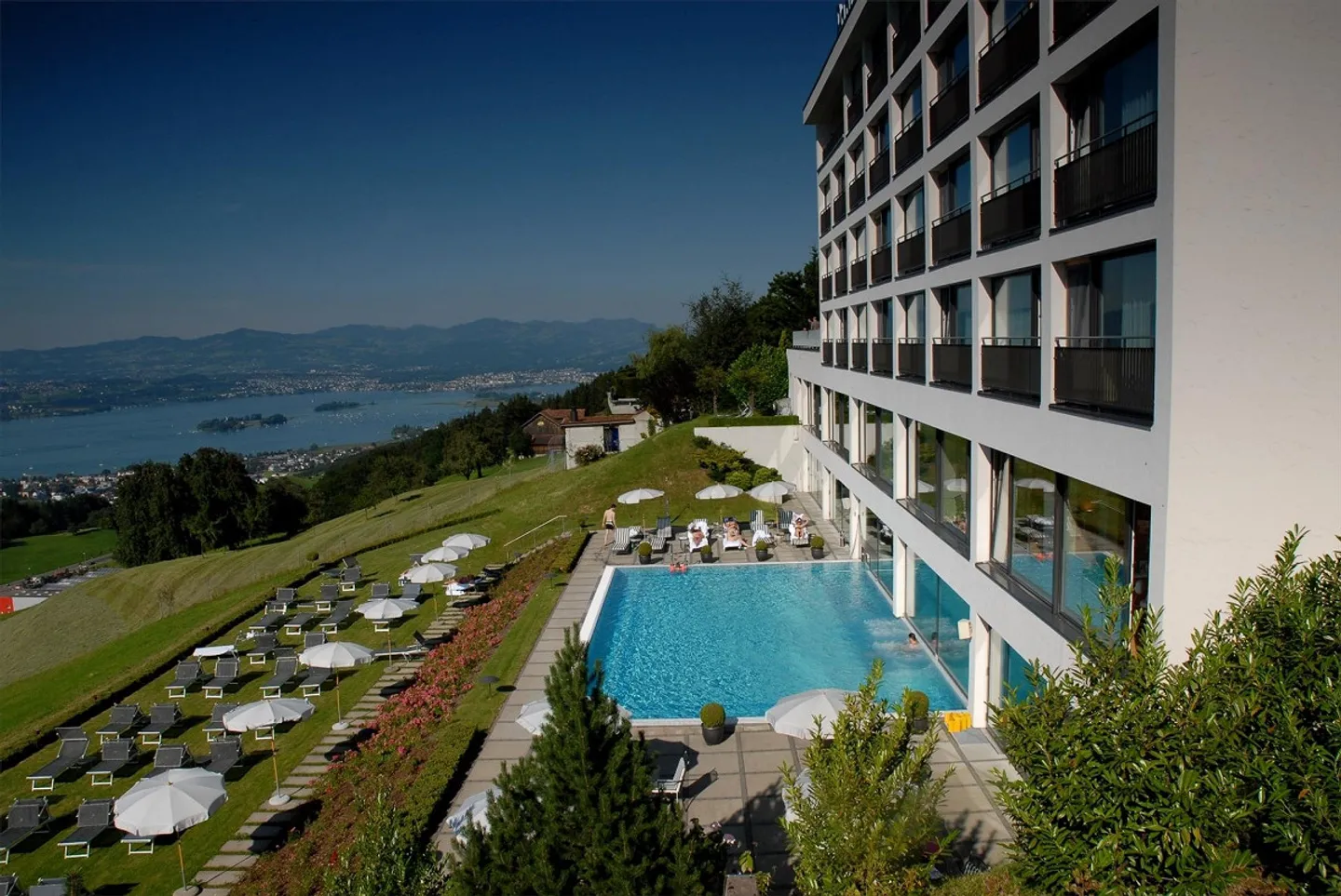 5-Star Living: Studio Apartment with Hotel Service and Wellness - Photo 11 of 13