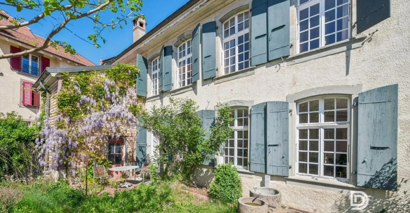 Sumptuous renovated mansion with care, with city garden and absolute calm - Photo 2 of 13