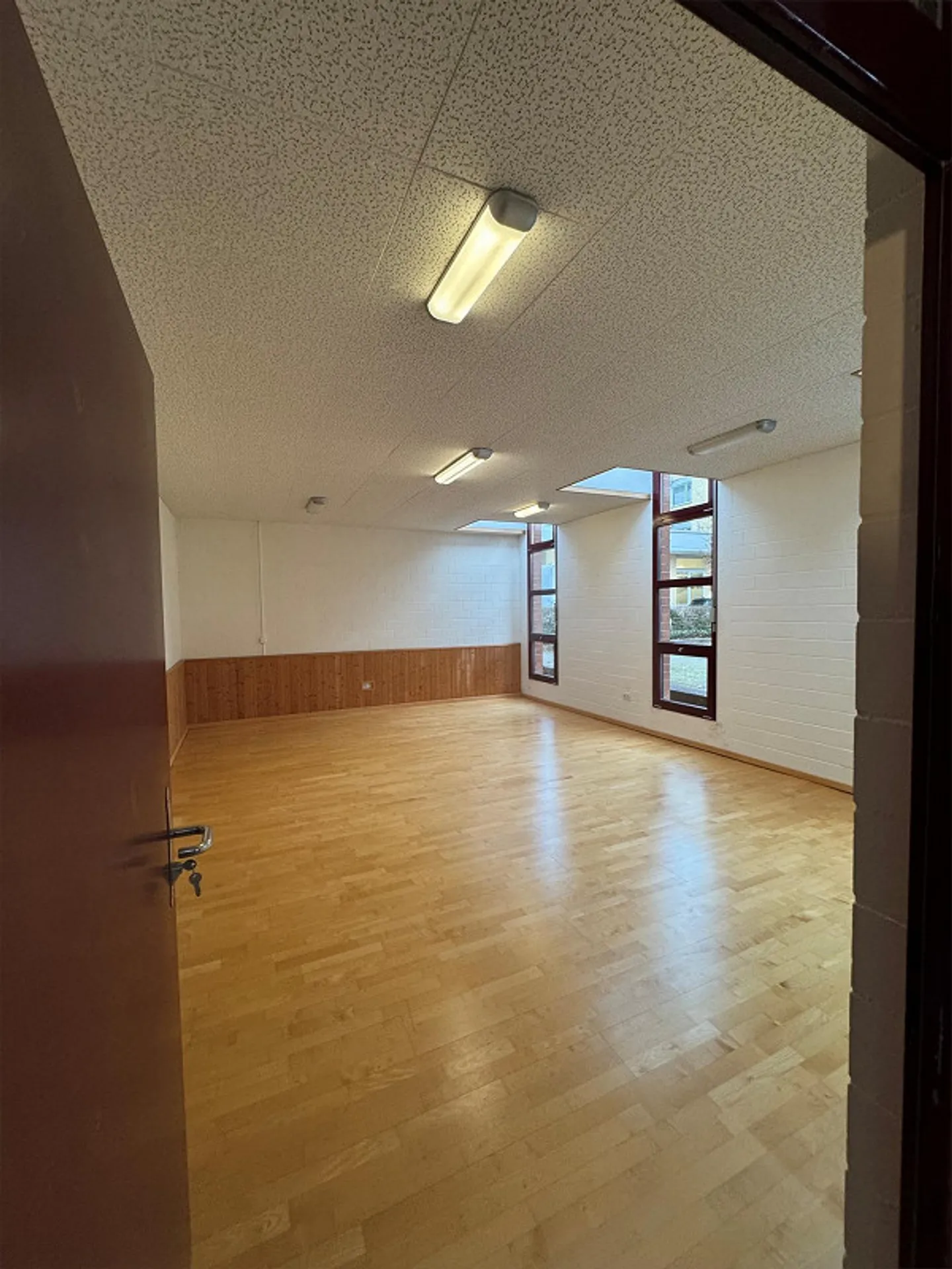 Helles Atelier mit großen Fenstern - Foto 4 von 4