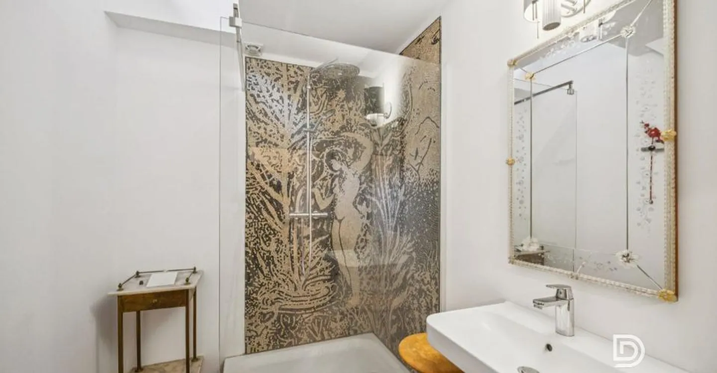 Sumptuous renovated mansion with care, with city garden and absolute calm - Photo 11 of 13