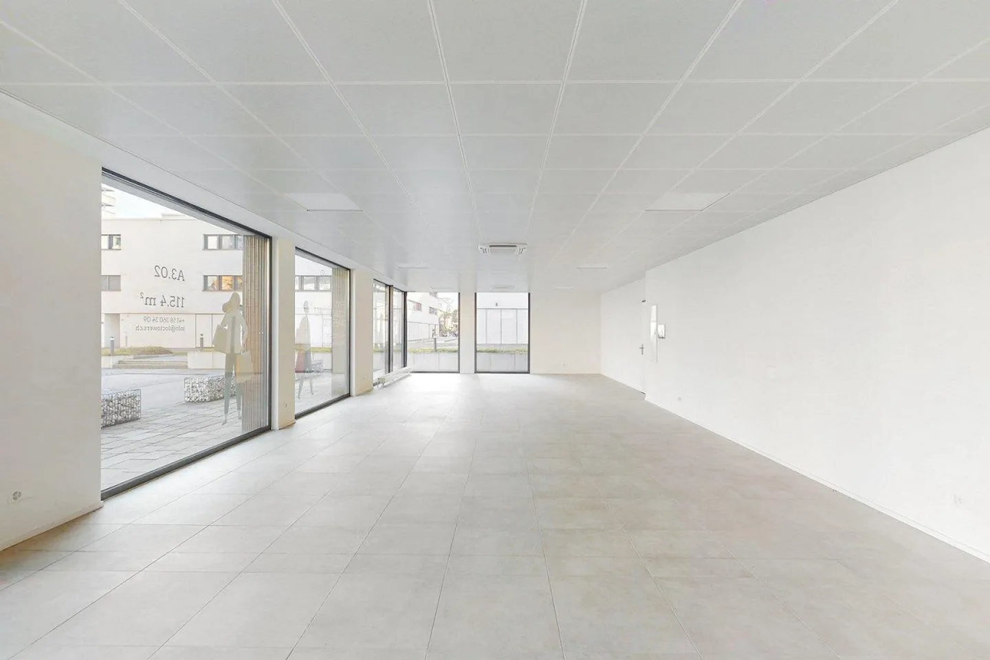 Locale commerciale a LocTowers - Foto 2 di 6