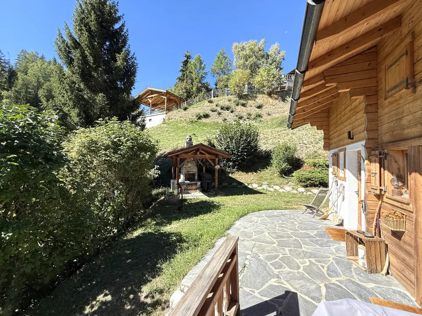 For sale in the Tzoumaz resort in the heart of the 4 Valleys very beautiful chalet - Photo 11 of 13