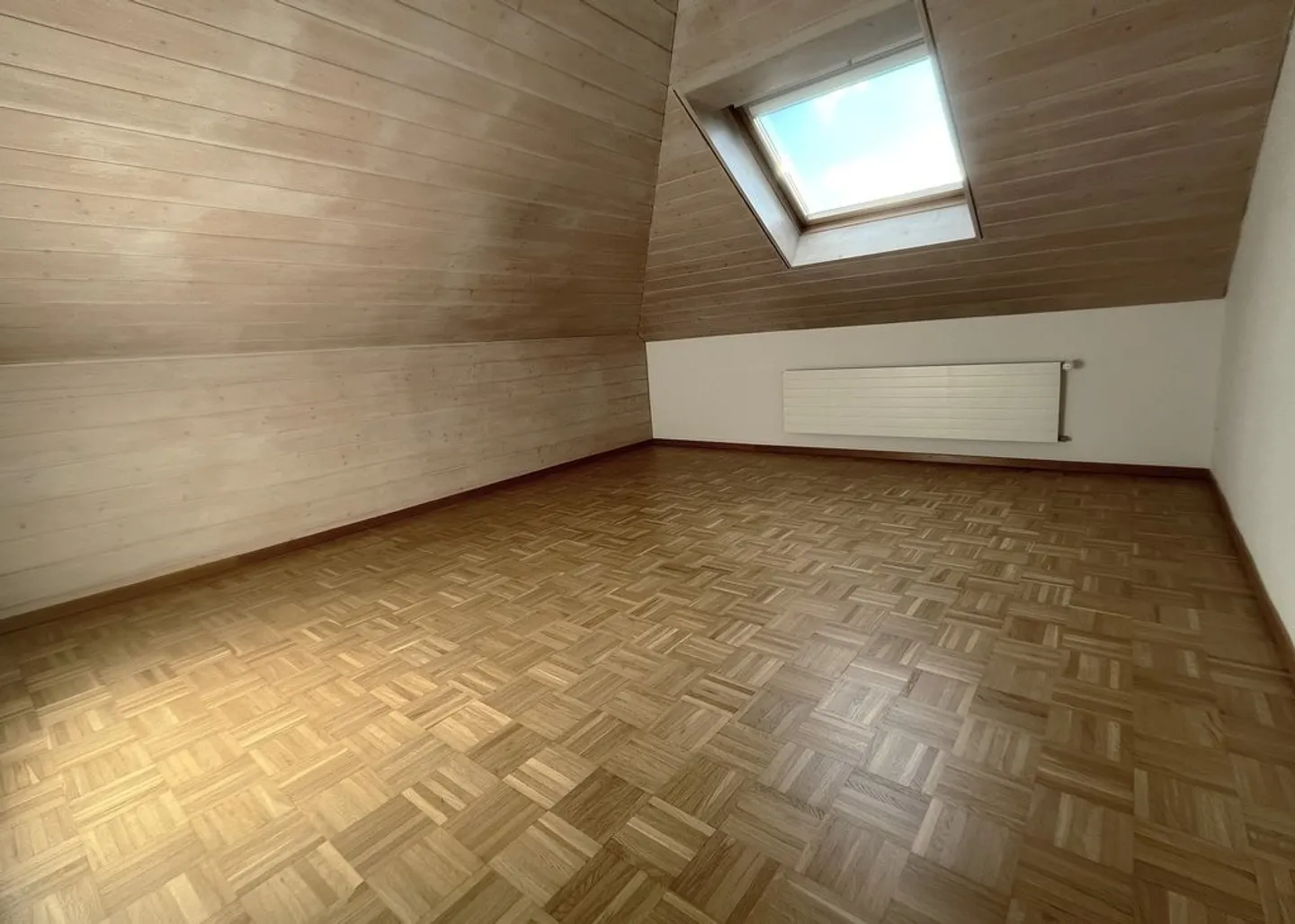 Accogliente appartamento mansardato con 3 camere nel tranquillo quartiere della "Champagne" - Foto 4 di 7