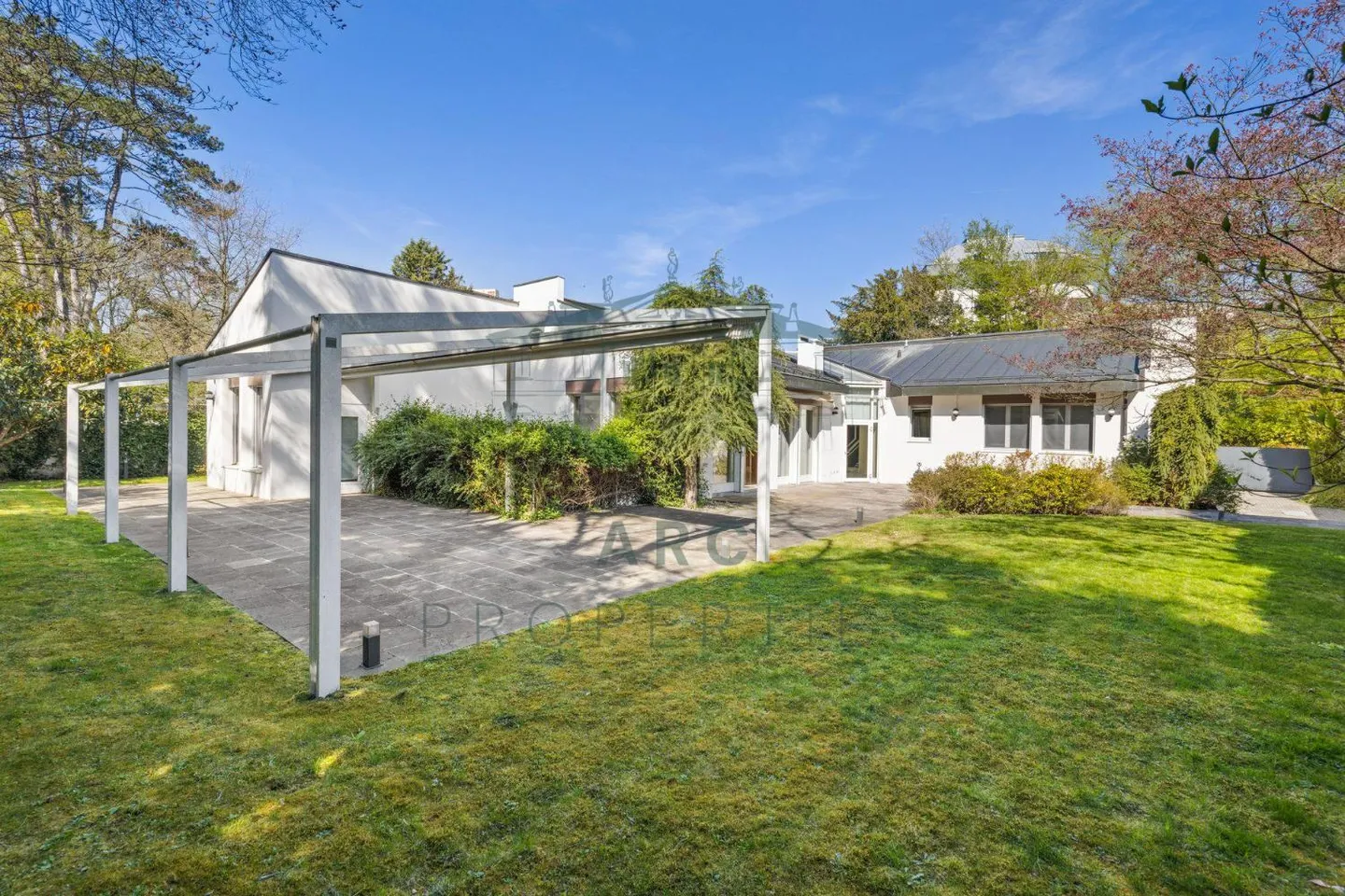 Magnifica villa con giardino a Conches - Foto 1 di 2