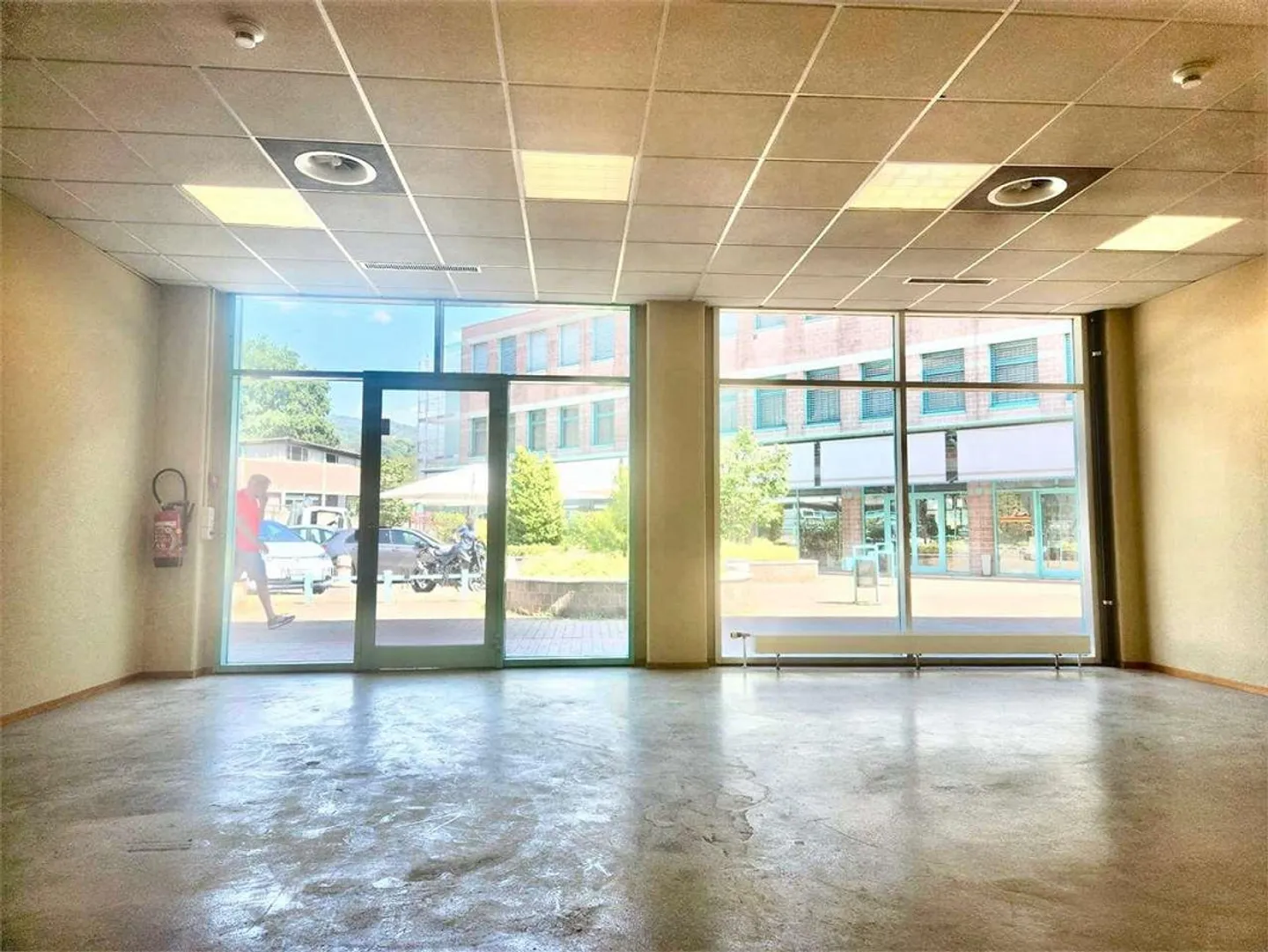 Büro mit großer Schaufenster im Erdgeschoss; "Uovo di Manno" - Foto 10 von 13