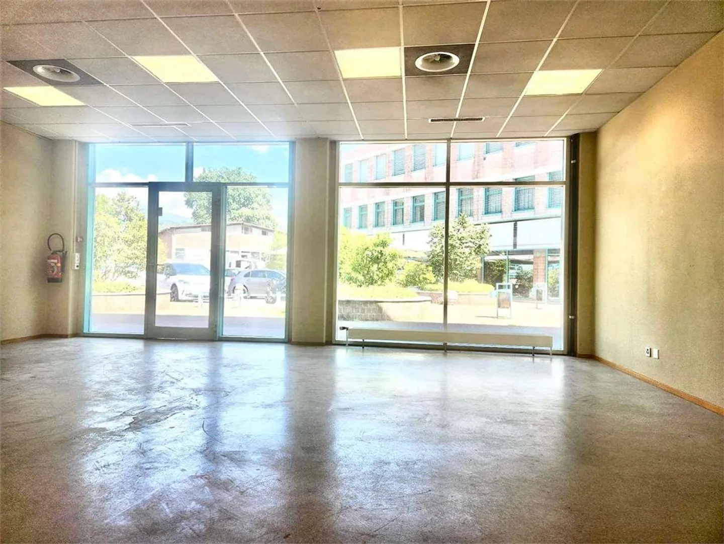 Büro mit großer Schaufenster im Erdgeschoss; "Uovo di Manno" - Foto 11 von 13
