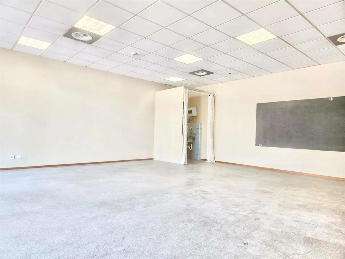 Büro mit großer Schaufenster im Erdgeschoss; "Uovo di Manno" - Foto 13 von 13
