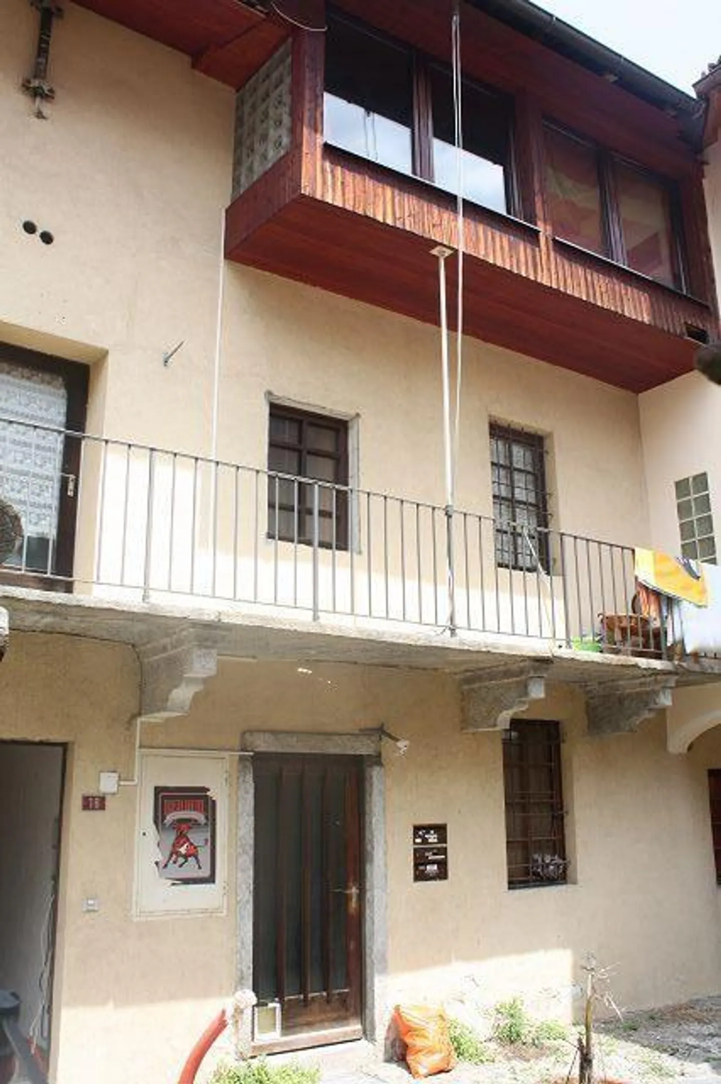 Casa trifamiliare con annesso, stalla e prato - Foto 1 di 25
