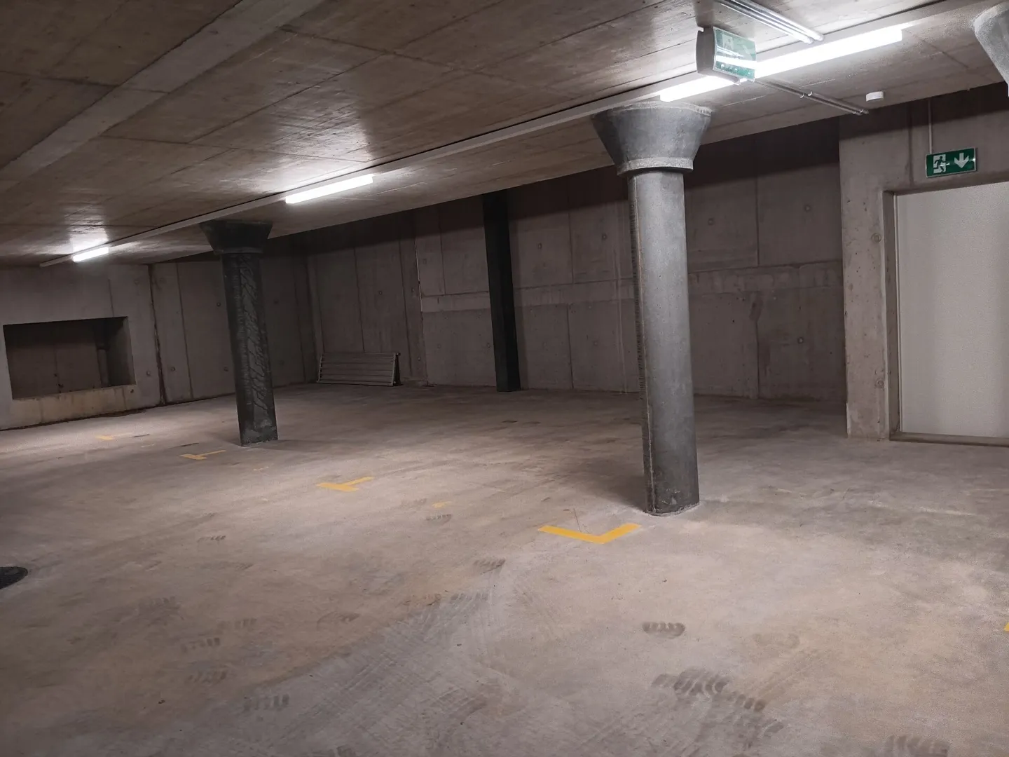 For rent: Separate parking garage area with 8 spaces. - Photo 5 of 8