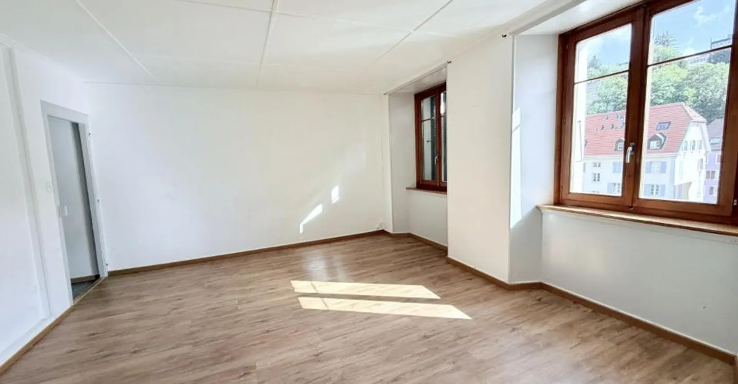 SPACIEUX 4.0 PIÈCES DE 92 M² AU COEUR DU LOCLE ! - Photo 1 sur 3