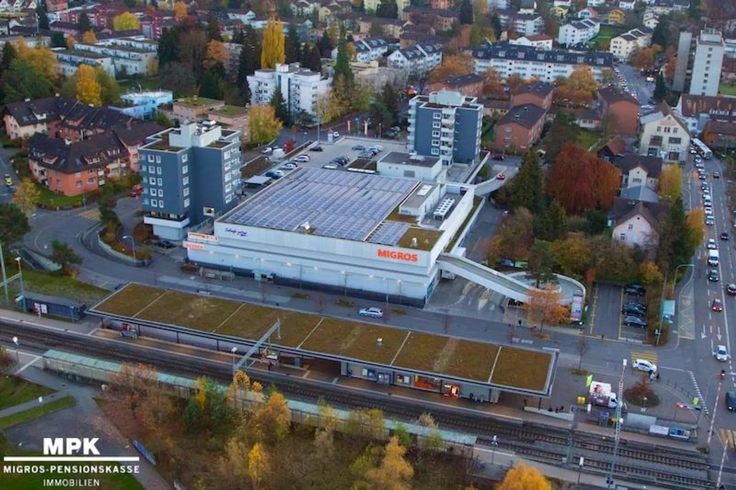 Places de stationnement avec stations de recharge E dans le centre commercial de Zurich-Affoltern - Photo 1 sur 1