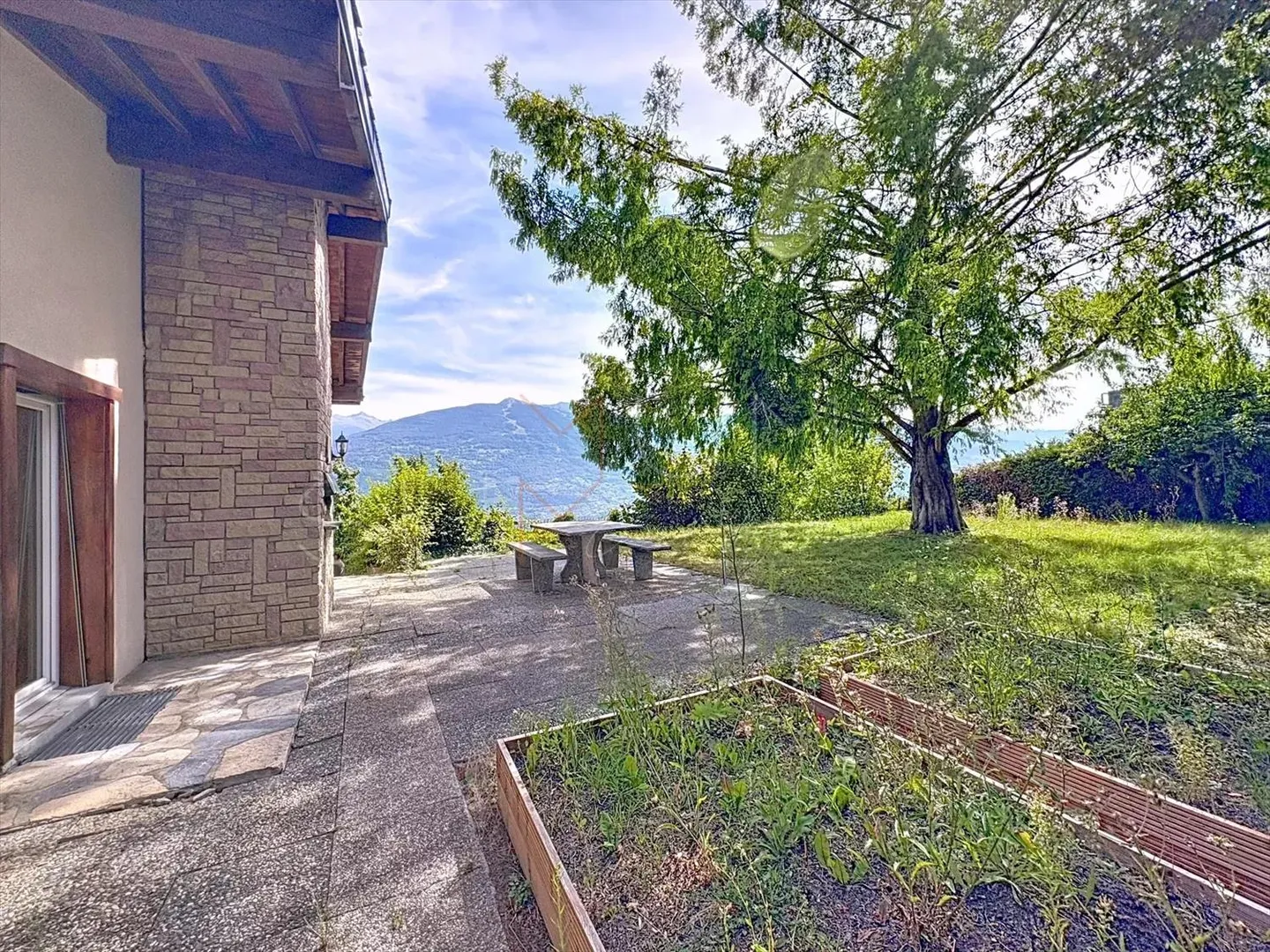 Charming house in an idyllic setting with breathtaking views - Photo 6 of 13