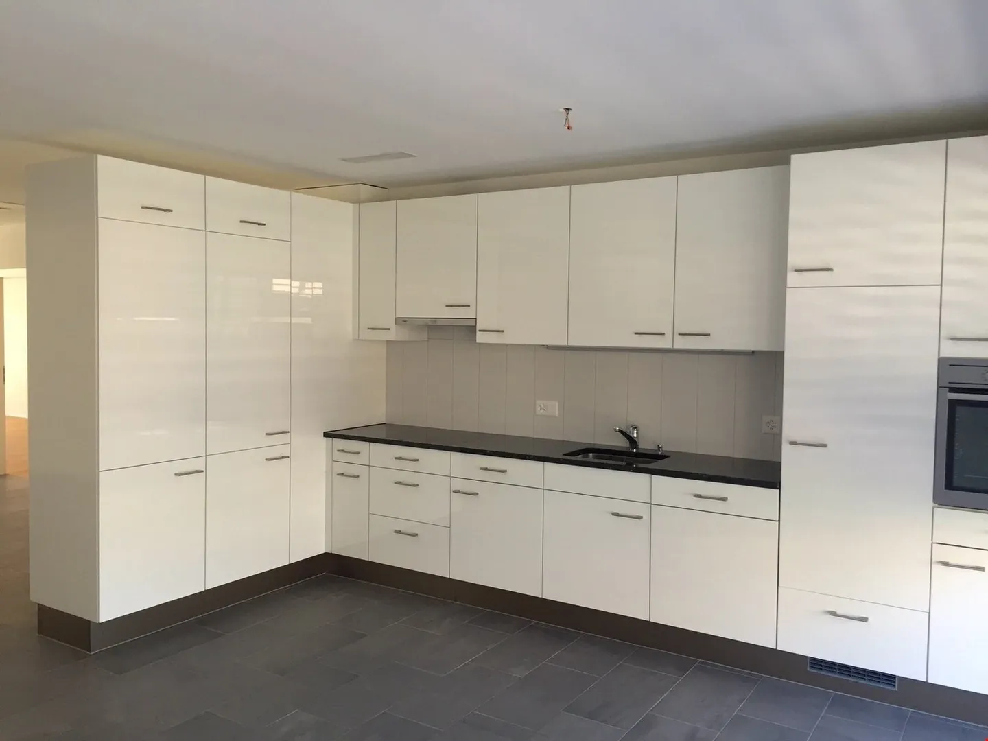Appartement lumineux de 3.5 pièces dans un quartier résidentiel calme - Photo 2 sur 12