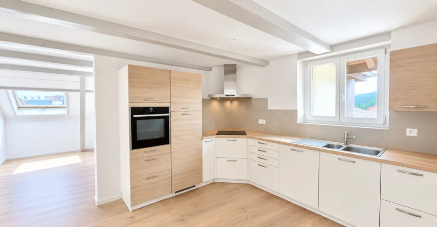 APPARTEMENT DE 4.5 PIÈCES ENTIÈREMENT RÉNOVÉ AVEC TERRASSE ET VUE SUR LA VALLÉE - Foto 1 von 9