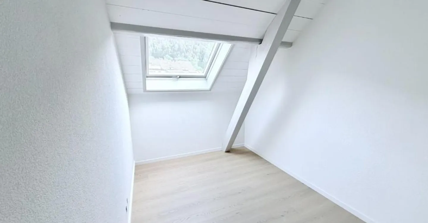 APPARTEMENT DE 4.5 PIÈCES ENTIÈREMENT RÉNOVÉ AVEC TERRASSE ET VUE SUR LA VALLÉE - Foto 6 von 9