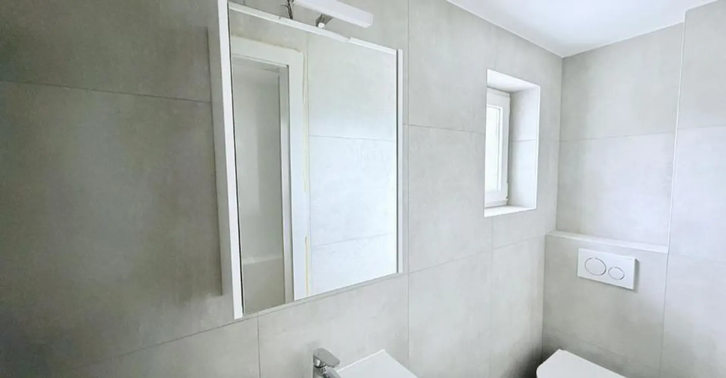 APPARTEMENT DE 4.5 PIÈCES ENTIÈREMENT RÉNOVÉ AVEC TERRASSE ET VUE SUR LA VALLÉE - Foto 8 von 9