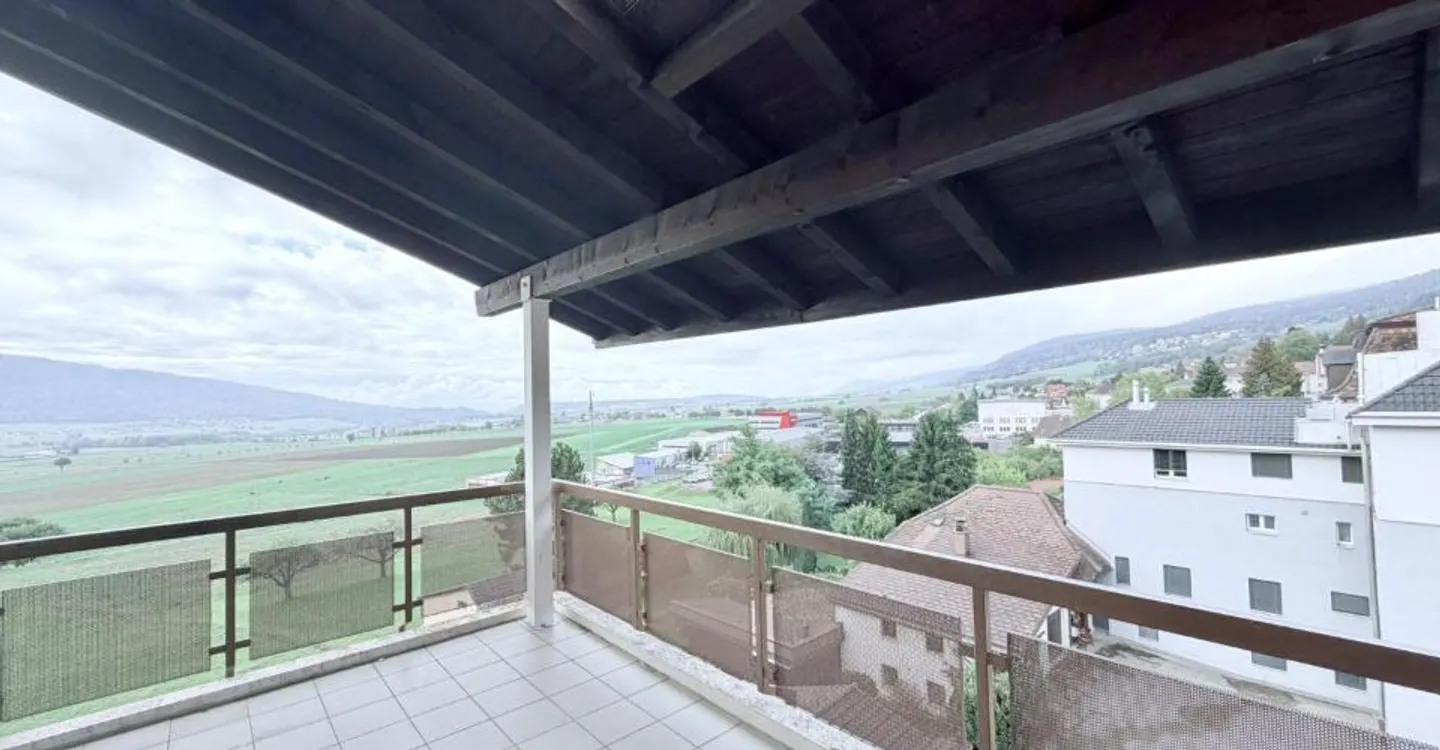 APPARTEMENT DE 4.5 PIÈCES ENTIÈREMENT RÉNOVÉ AVEC TERRASSE ET VUE SUR LA VALLÉE - Foto 9 von 9