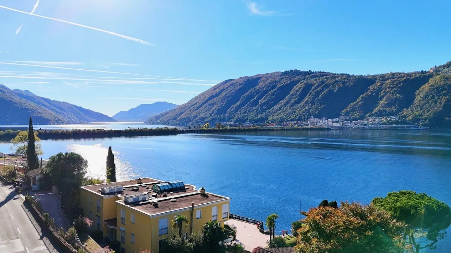 Refined Apartment with Breathtaking Lake View and Boat Dock - Photo 3 of 3