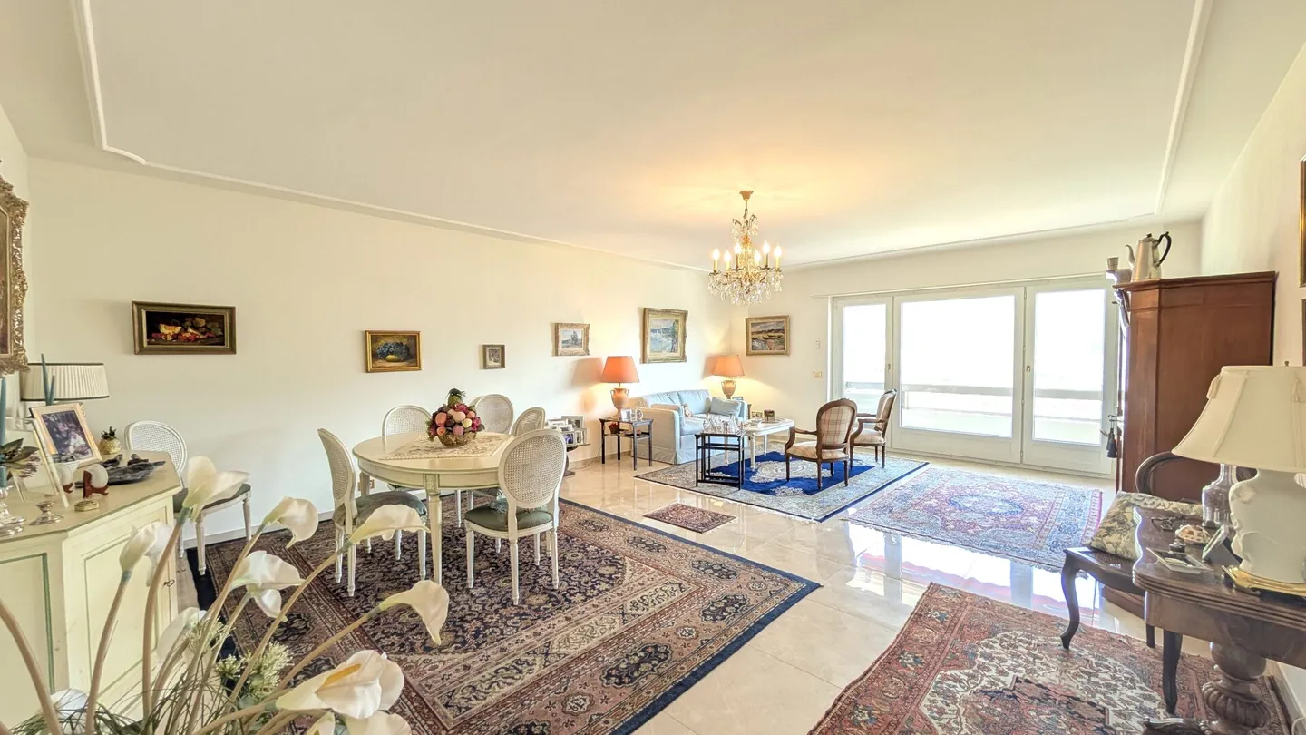 Appartamento di prestigio con piscina condominiale e panorama mozzafiato - Foto 1 di 18