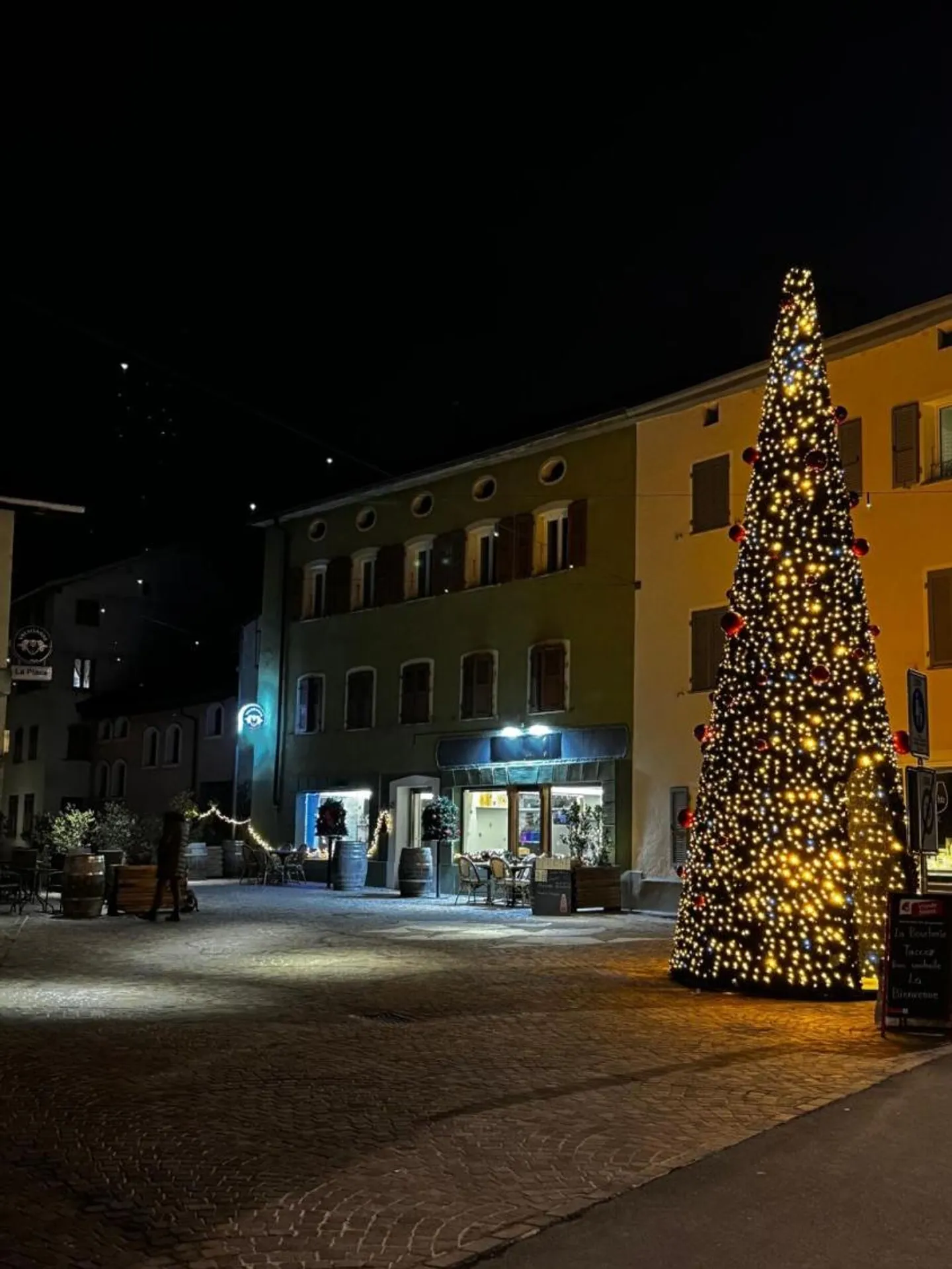 Belle unità PPE in un edificio misto idealmente situato nella piazza centrale di St-Léonard - Foto 1 di 13