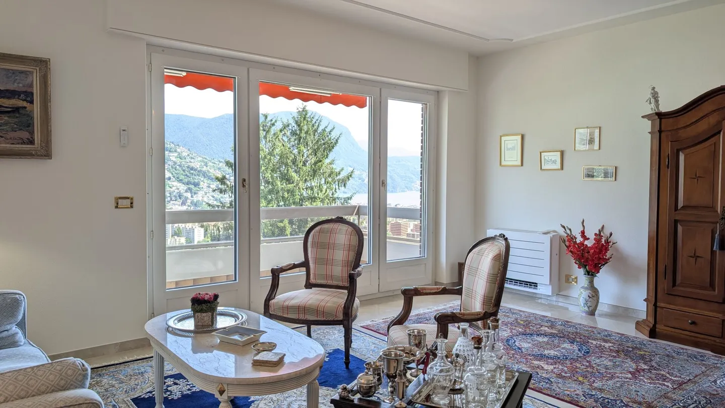 Appartamento di prestigio con piscina condominiale e panorama mozzafiato - Foto 2 di 18