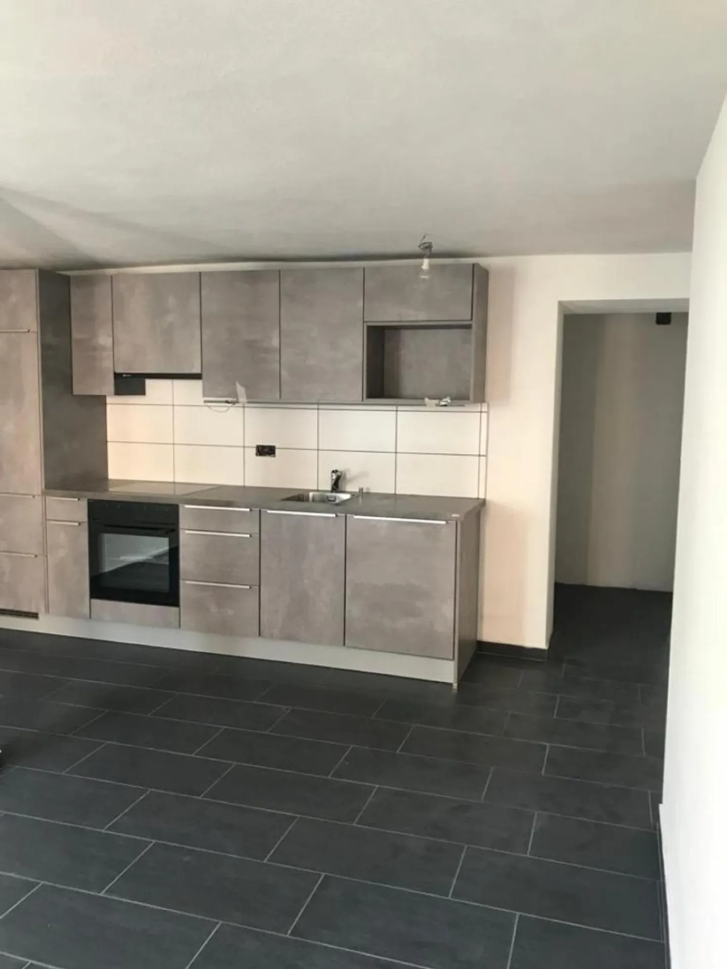 Belle unità PPE in un edificio misto idealmente situato nella piazza centrale di St-Léonard - Foto 2 di 13