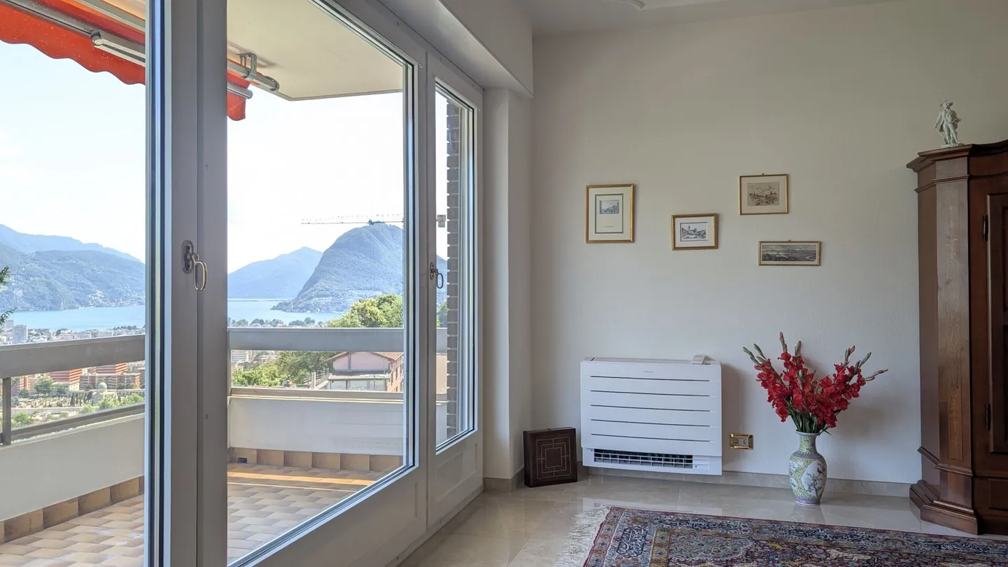 Appartamento di prestigio con piscina condominiale e panorama mozzafiato - Foto 3 di 18