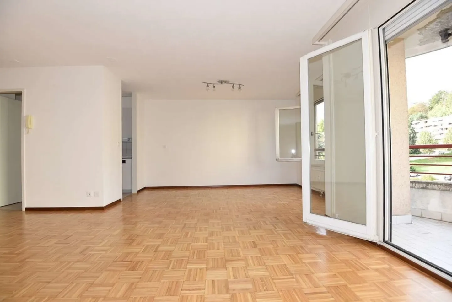 Charming Apartment in Quiet Area - Photo 2 of 8