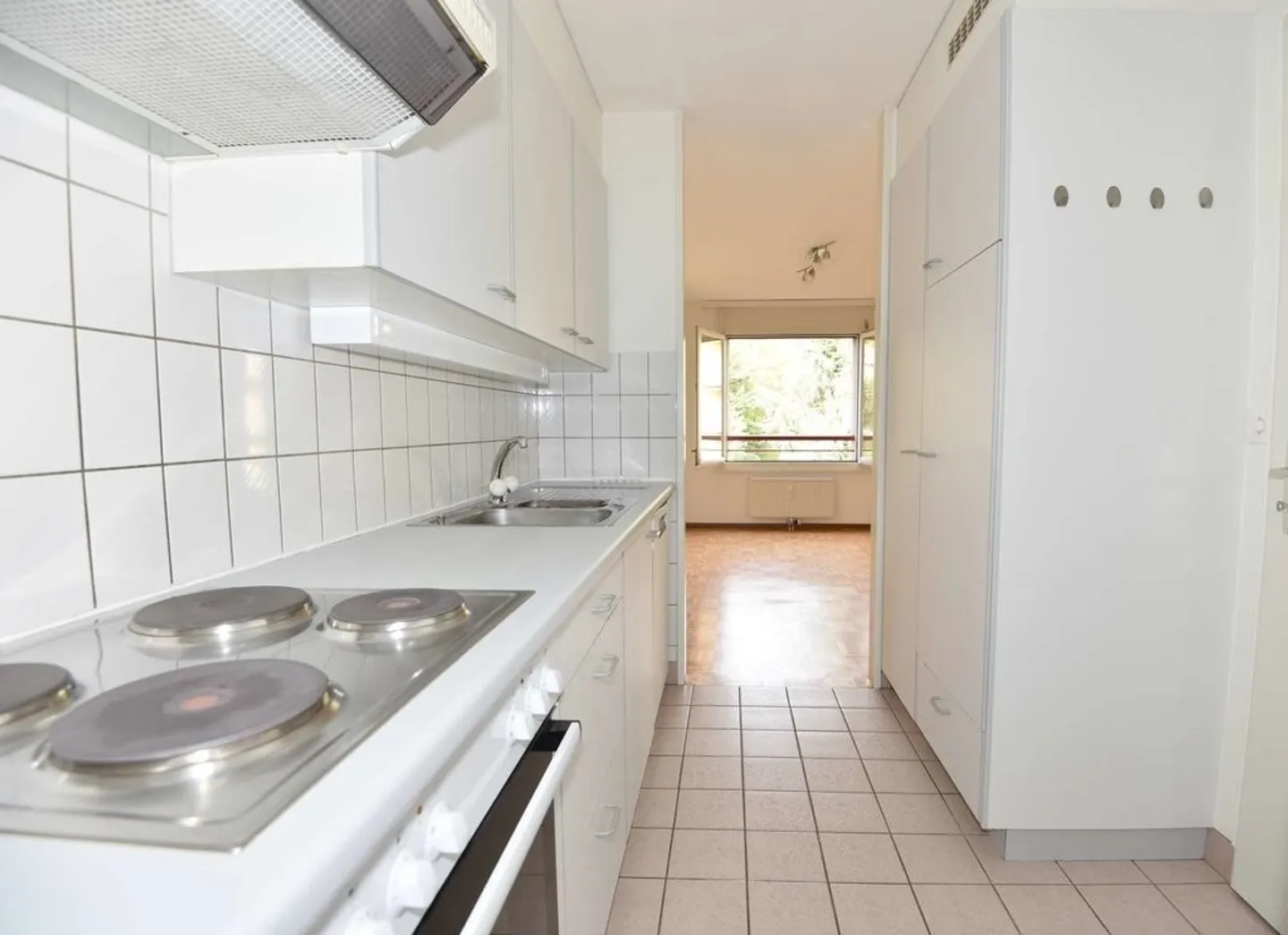 Charming Apartment in Quiet Area - Photo 4 of 8